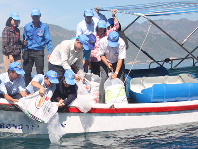 Lãnh đạo công ty TNHH Nhà nước Một thành viên Yến sào Khánh Hòa và các đại biểu thả cá tái tạo nguồn lợi thủy sản tại vùng biển cạnh đảo Hòn Tằm.